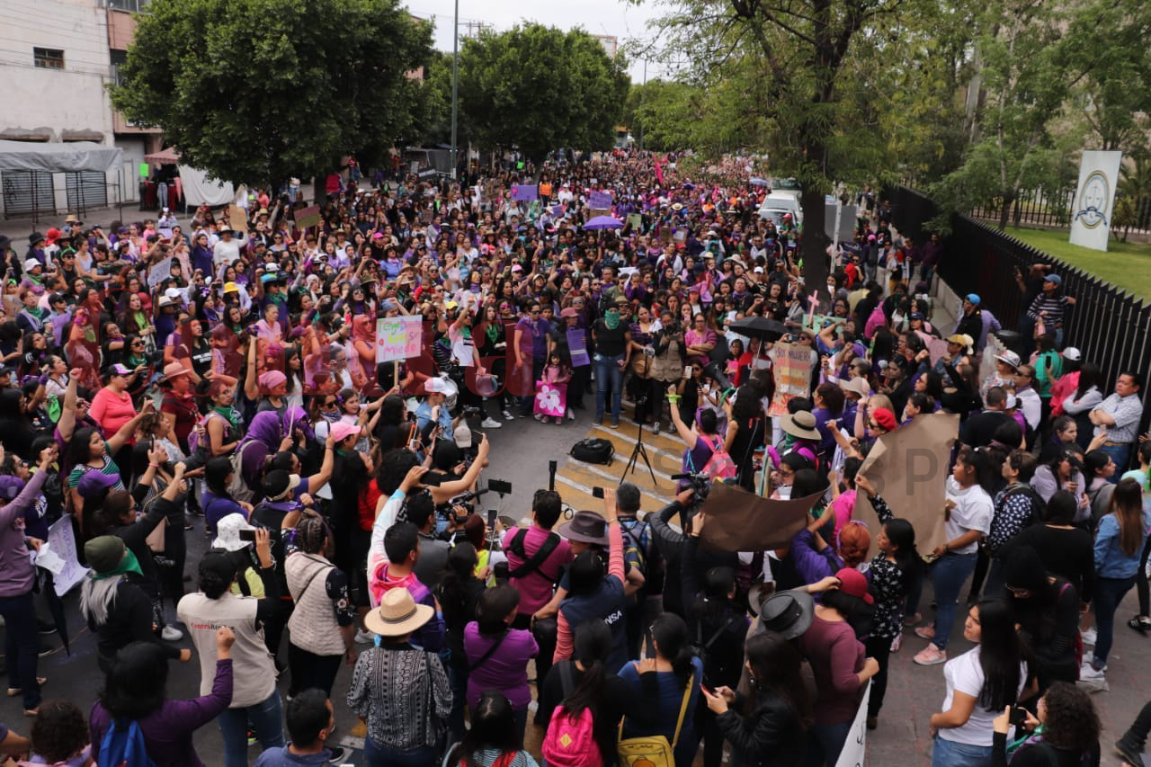 (GALERÍA) Asisten miles de potosinas a la marcha del 8M en SLP