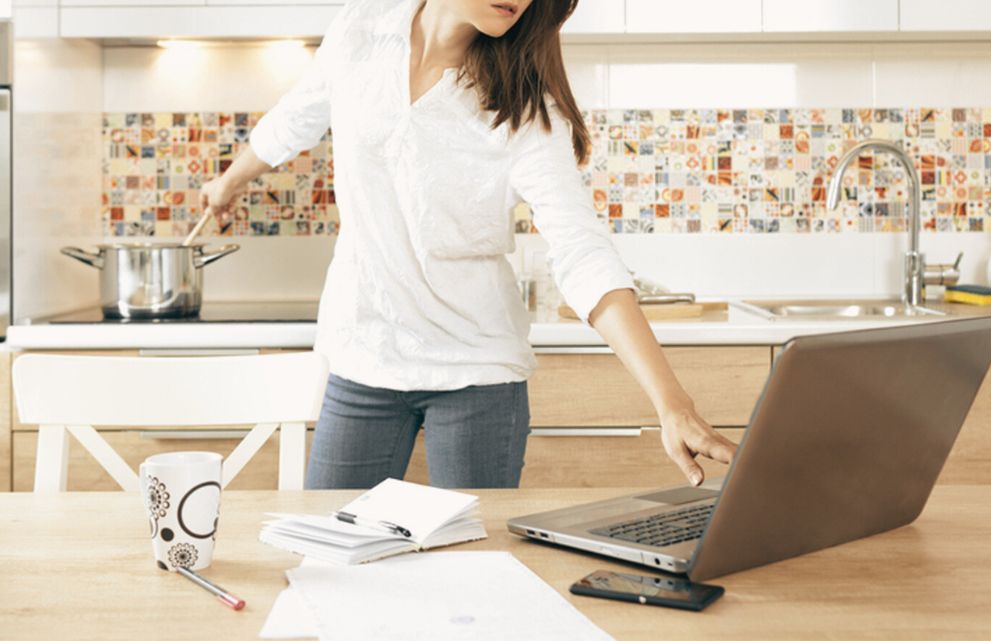 Mujeres dedican el doble de tiempo a trabajo no remunerado en México