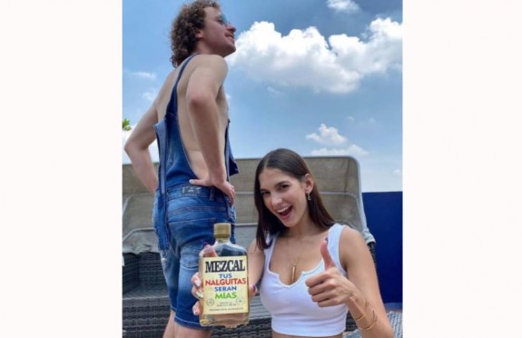 Luisito Comunica Recrea La Polemica Foto Machista Del Mezcal Con Su Novia Contra Replica