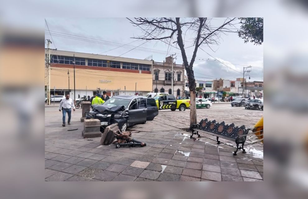 Conductor de plataforma se queda dormido y choca contra poste en la ...